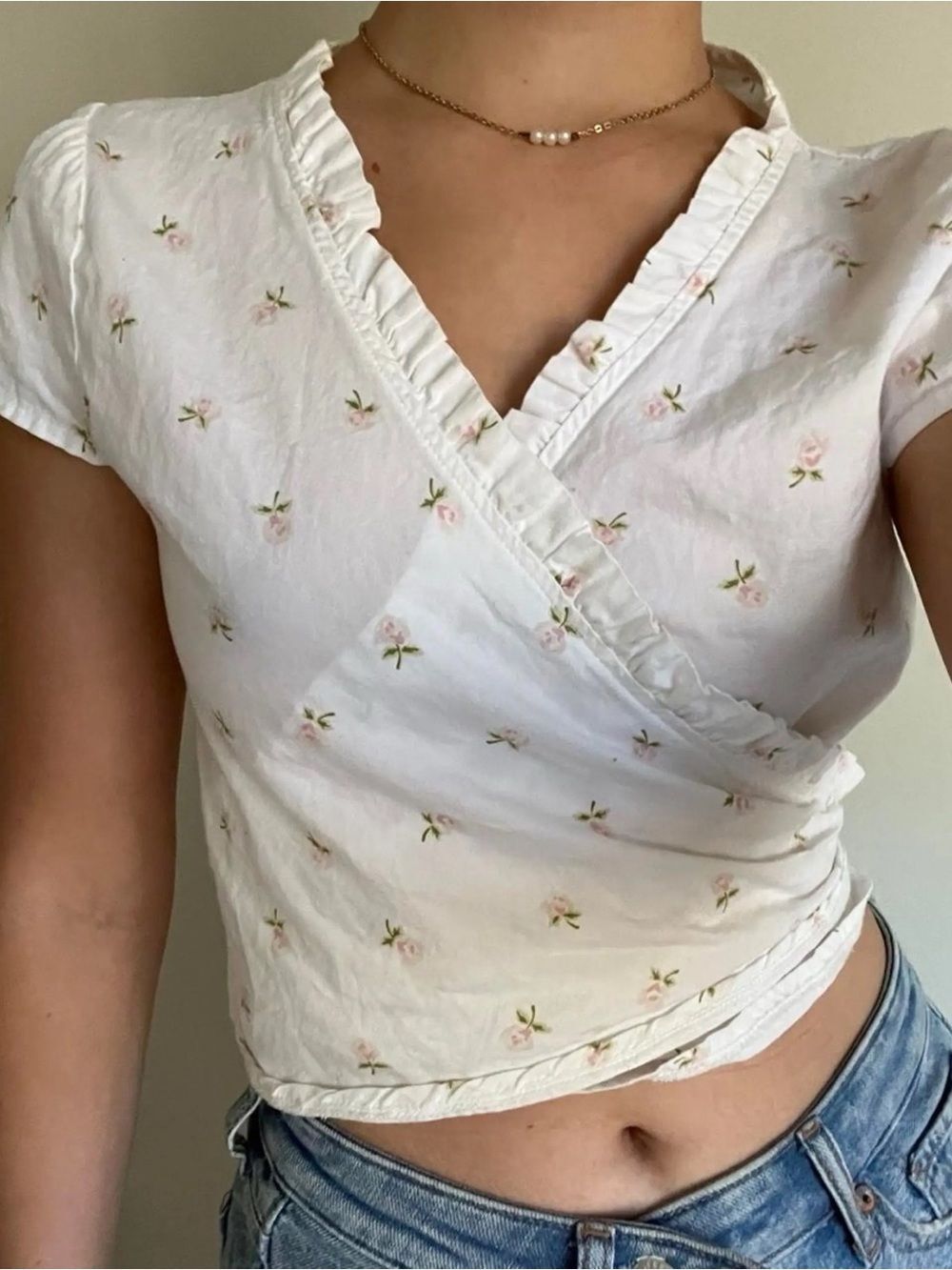 Brandy Melville White Wrap Crop Top with Pale Pink Rose Print 2 US - Picture 1 of 9